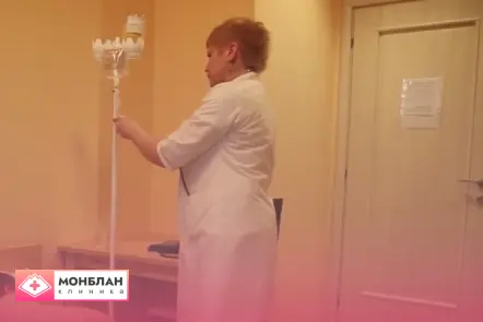 Медсестра готовит капельницу для круглосуточного вывода из запоя